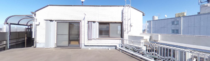 屋上テラスと周囲の景色