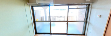 清潔で明るい介護施設の部屋
