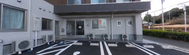 清潔感ある介護施設の入口