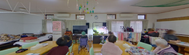 施設内の居住者とスタッフ