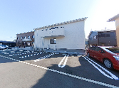 広々とした駐車場のある正面入口