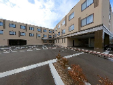 介護施設の駐車場付き外観