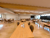 清潔感のある広い共用食堂