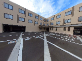 施設の外観と空模様