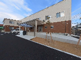 清潔でモダンな介護施設外観
