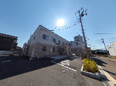 ゆったり駐車場のある施設外観