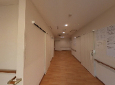 ゆったり廊下の施設内景