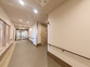 明るく広々とした廊下