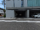 開放的な建物正面入口