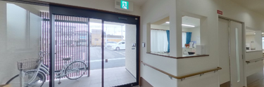 介護施設での仕事環境を示す玄関
