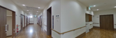 清潔で広い施設の内廊下