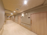 働くための明るい廊下