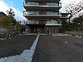建物と駐車場の外観