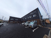 介護施設の外観と駐車場  