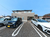 静かな建物の前
