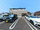 静かな建物の前