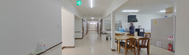 ケア施設内部の廊下と共有スペース