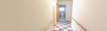 介護施設の手すり付き廊下