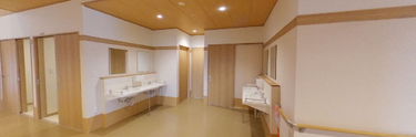 明るく広い介護施設内部