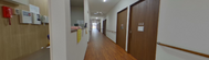 介護施設の廊下とドアが見える