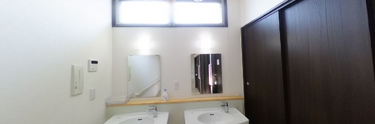 介護施設のトイレと廊下