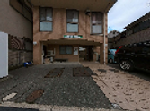 街中の建物の外観