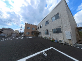 明るい施設の外観