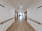 広々とした廊下の風景