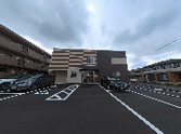 広々とした駐車場の外観