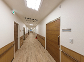 明るい廊下と待合室のパノラマ