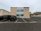 広い駐車場の建物