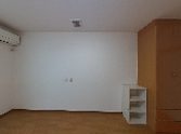 明るく広々とした部屋