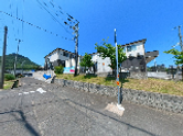 のどかな交差点周辺の風景