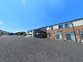 広々とした駐車場の外観
