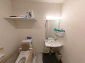 職場の清掃されたトイレ施設