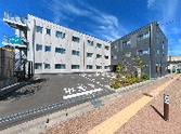 ゆったりとした外観の建物