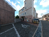 静かな住宅街の建物外観