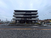 広い通りに面した建物  