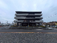 広い通りに面した建物  