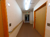 広々とした廊下の風景