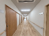 木製ドアのある廊下