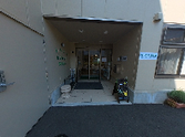 施設のエントランス