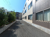 広々とした駐車場の建物外観