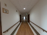 きれいな施設の廊下