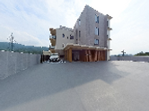 落ち着いた外観の建物