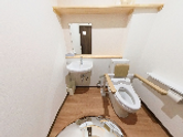 手すり付きの介護向けトイレ