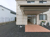 介護施設の外観と駐車場