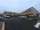 広い駐車場とその周囲