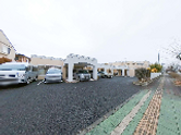 広々とした駐車場付近