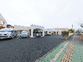 広々とした駐車場付近